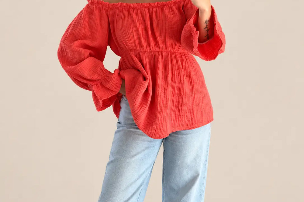 Frühlingstyp Farben: Off-Shoulder Musselin Bluse in Koralle zu heller Jeans, Beispiel für eine warme, klare Palette | Lisa’s Boutique