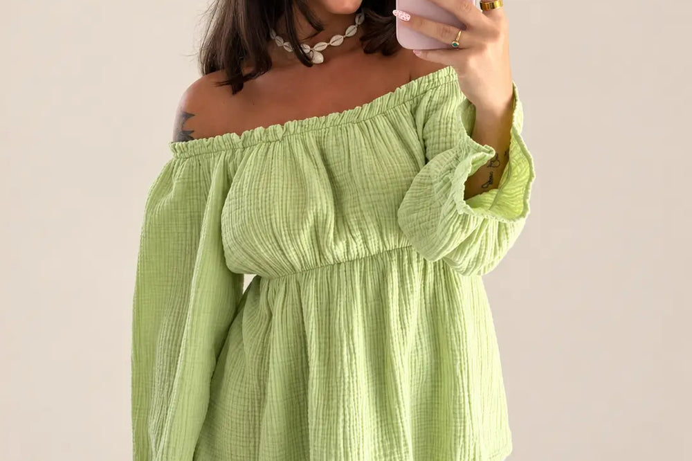 Welche Farbe passt zu Mint: mintgrüne Off-Shoulder Musselin Bluse mit heller Jeans vor hellem Studiohintergrund | Lisa’s Boutique