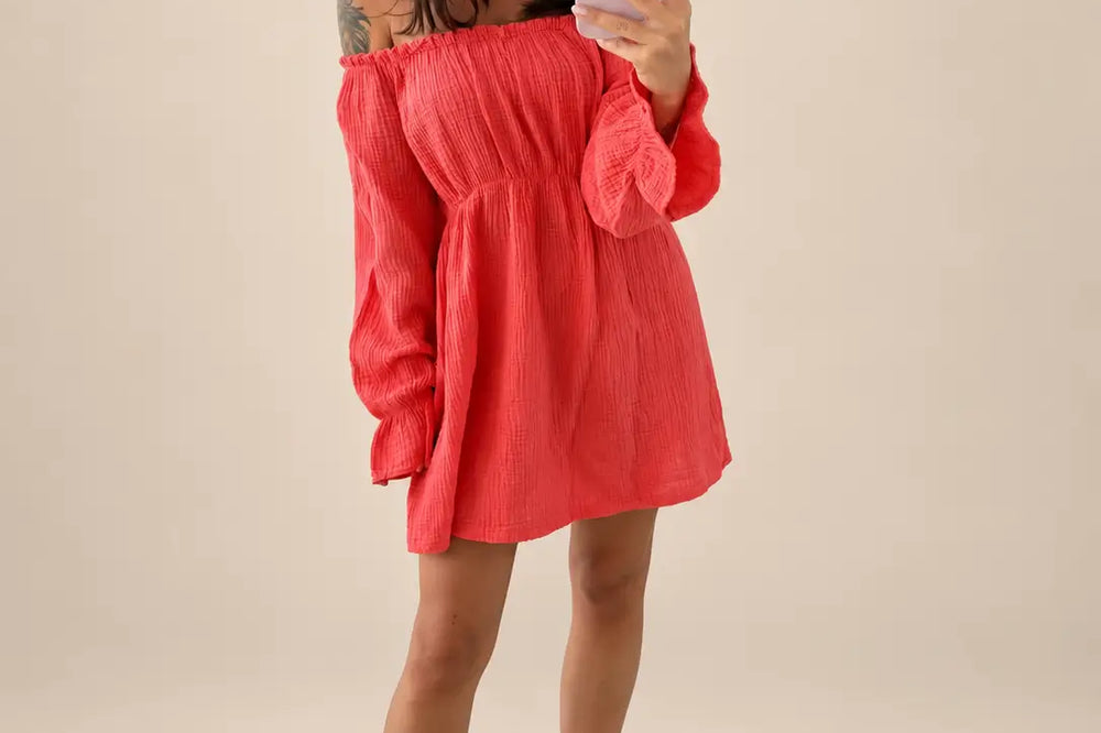 Welche Farbe passt zu Türkis: Off-Shoulder Musselin Kleid in Koralle als warmer Kontrast | Lisa’s Boutique