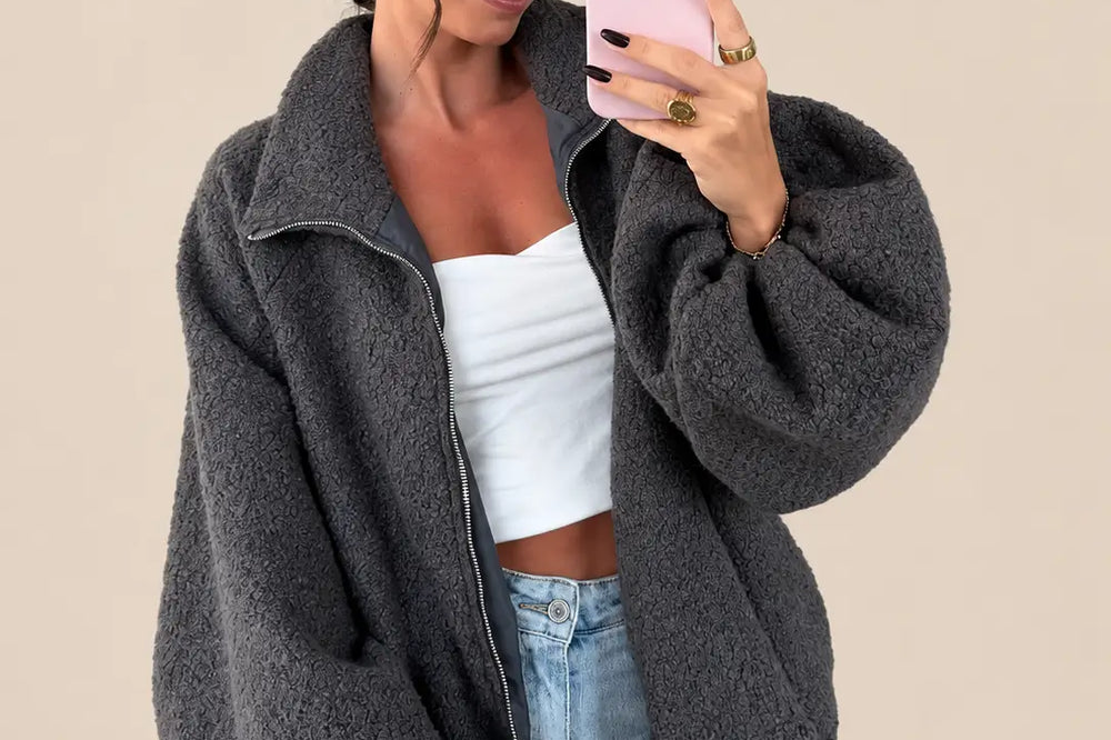 Winter Outfit für Damen mit grauer Oversize Bouclé-Jacke mit Reißverschluss, weißem Top und heller Jeans | Lisa’s Boutique