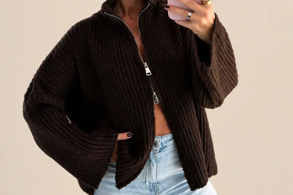 Winterfarben in der Kleidung: Oversize Strickjacke in Braun mit Reißverschluss und Stehkragen zu heller Jeans | Lisa’s Boutique