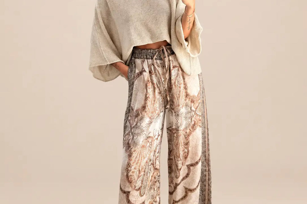 Donna in pantaloni in raso beige | Lisa’s Boutique