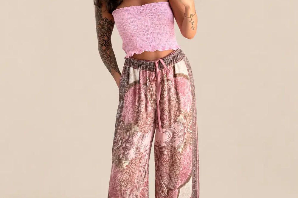Frau in rosa Satin Hose mit Paisleymuster und rosa Tube Top | Lisa’s Boutique