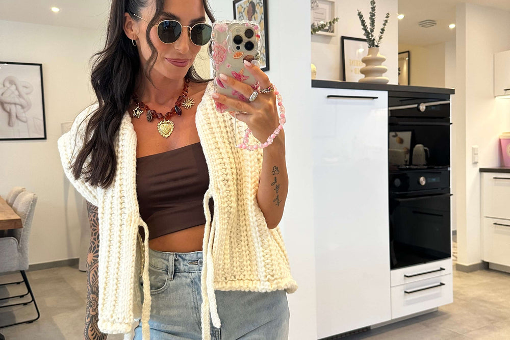 Cremefarbene Strickweste mit Schleifenverschluss für den Lagenlook | Lisa’s Boutique