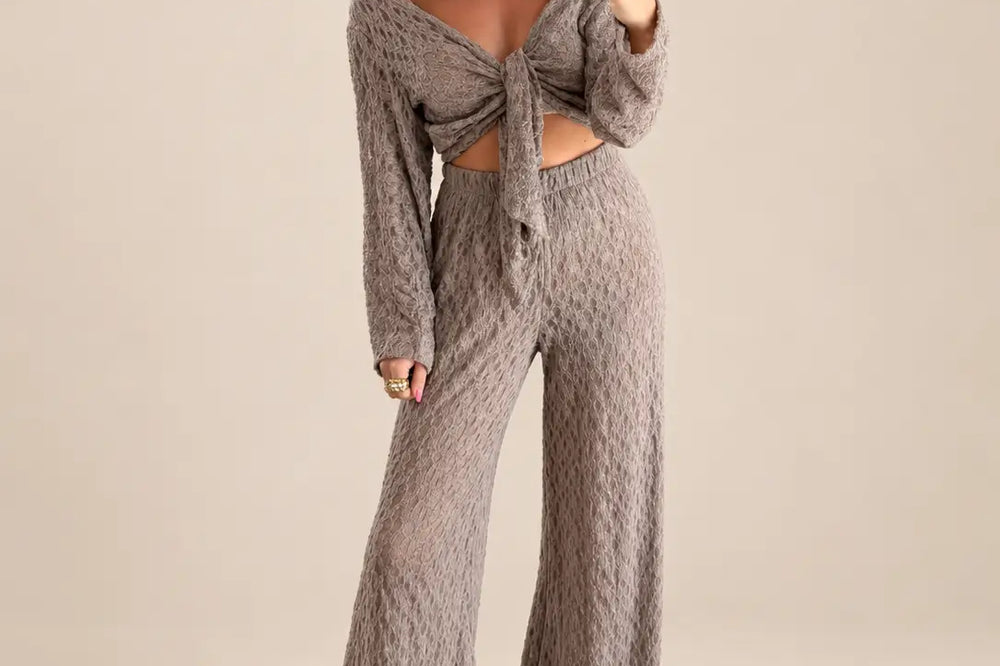 Komplettes Outfit für Damen als Zweiteiler in Taupe aus Strickoberteil und weiter Hose | Lisa’s Boutique