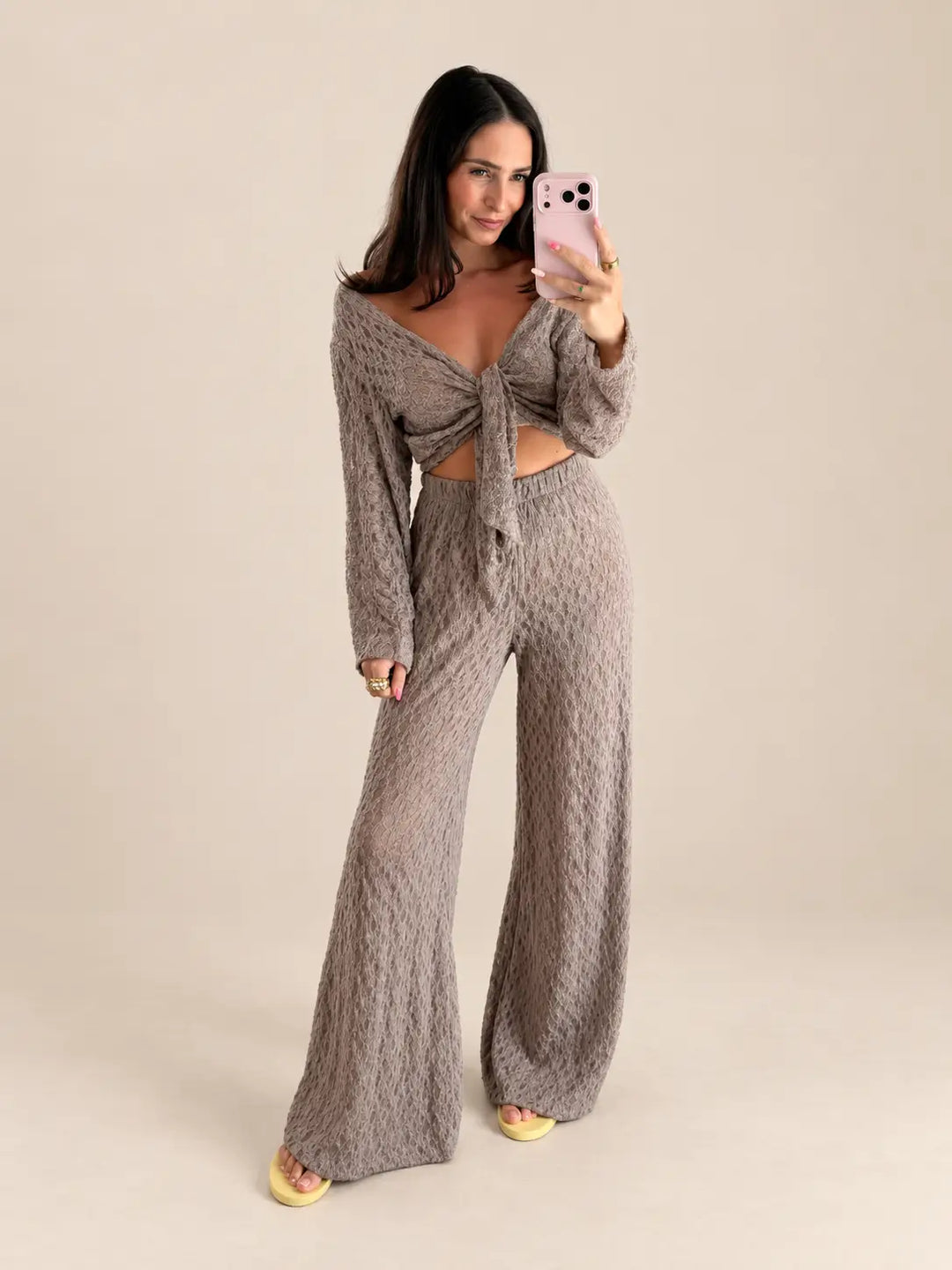 Komplettes Outfit für Damen als Zweiteiler in Taupe aus Strickoberteil und weiter Hose | Lisa’s Boutique