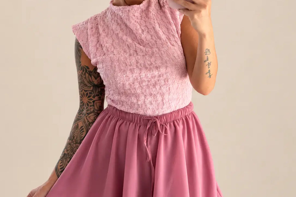 Frau in rosa Spitzentop mit passendem Rock als festliches Oberteil zur Hochzeit | Lisa’s Boutique