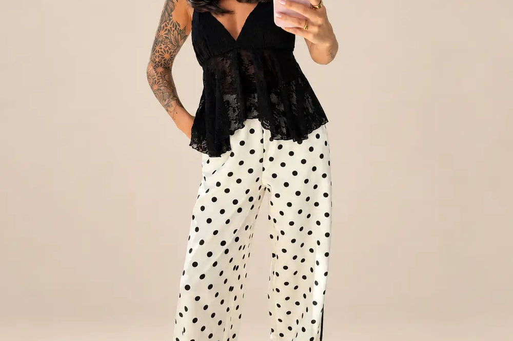 Elegante Oberteile Damen: schwarzes Spitzentop mit weiter gepunkteter Hose | Lisa’s Boutique