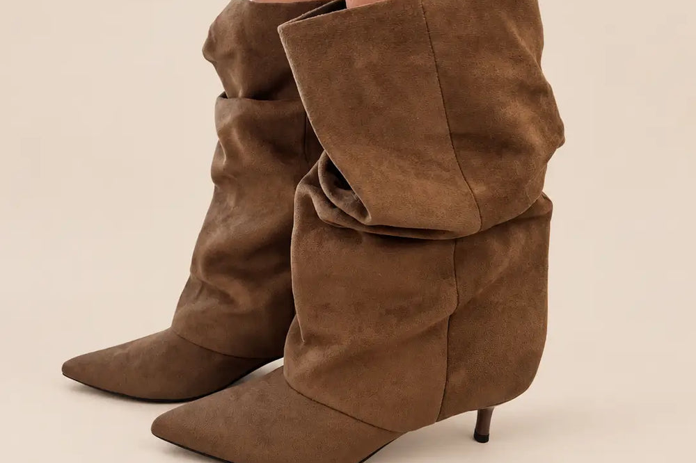Rock mit Stiefeletten: braune Stiefeletten in Wildlederoptik im Studio | Lisa’s Boutique