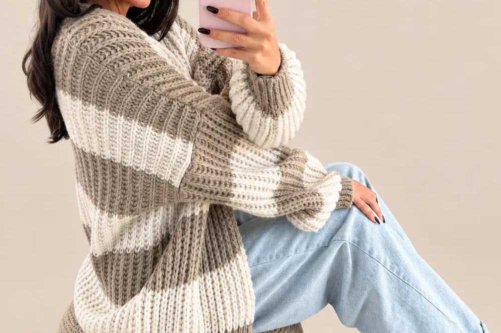 Casual Chic Damen: gestreifter Cardigan in Beige und Weiß, am Model zu heller Jeans | Lisa’s Boutique