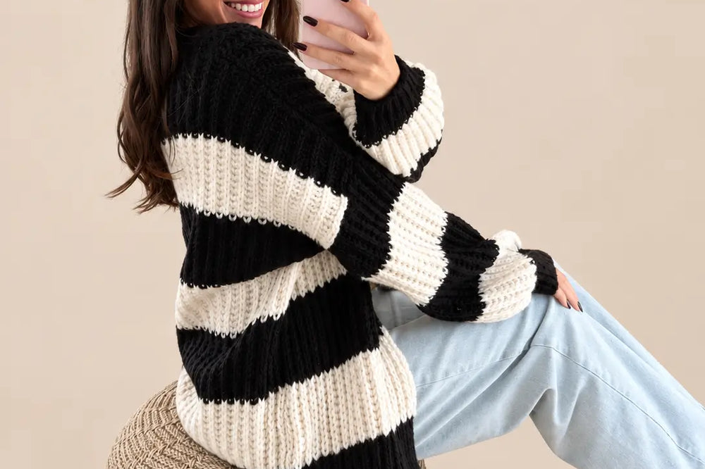 Pariser Stil Damen: gestreifte Strickjacke in Schwarz-Weiß zu heller Jeans | Lisa’s Boutique