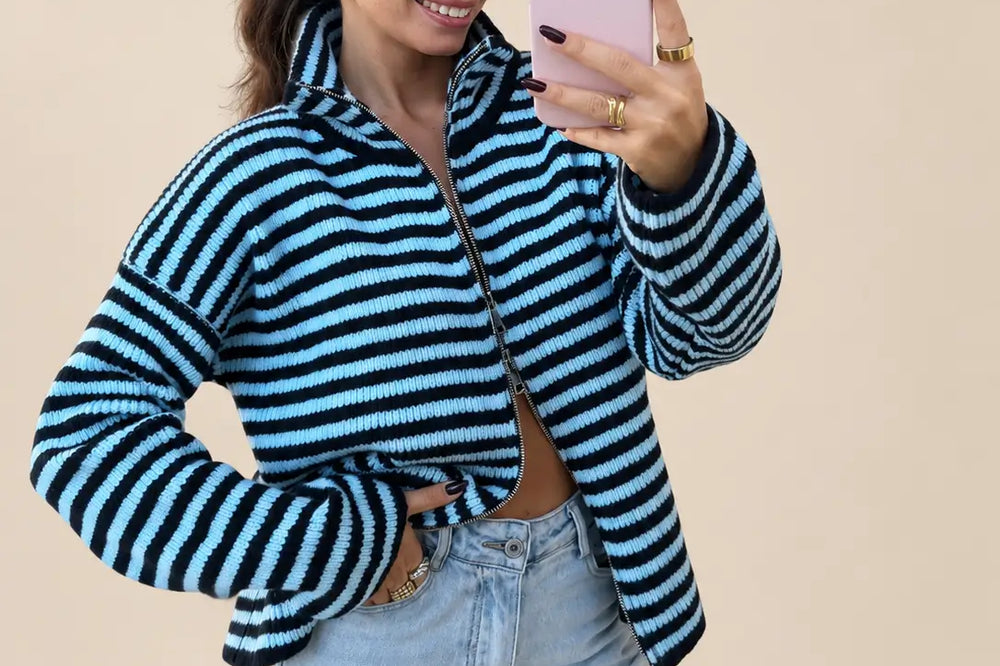 Blautöne kombinieren: Strick Cardigan in Blau mit feinem Streifenmuster vor hellem Studiohintergrund | Lisa’s Boutique