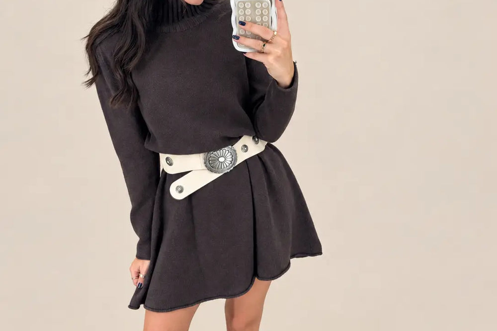 Kleid im Winter: braunes Strickkleid mit Stehkragen, heller Gürtel und flache Boots | Lisa’s Boutique