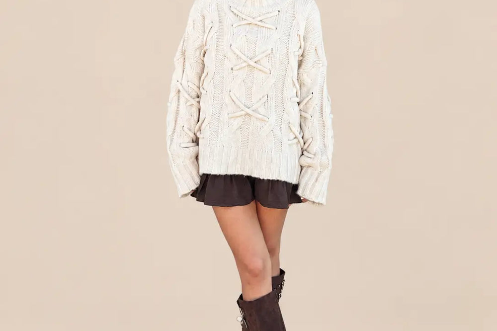 Beige kombinieren: cremefarbener Strickpullover mit braunen Shorts und braunen Stiefeln | Lisa’s Boutique