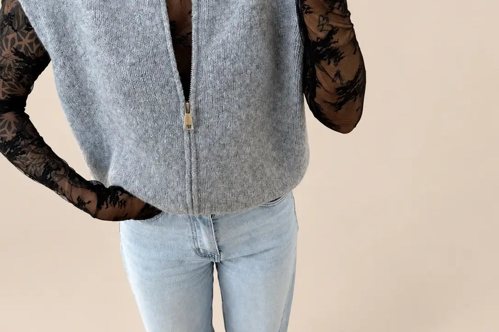 Graue Strickweste mit schwarzem Spitzenshirt und heller Jeans, Grau kombinieren | Lisa’s Boutique