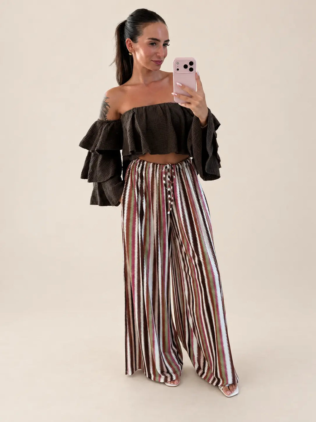 Frau in trägerloser Musselin-Bluse in Braun | Lisa’s Boutique