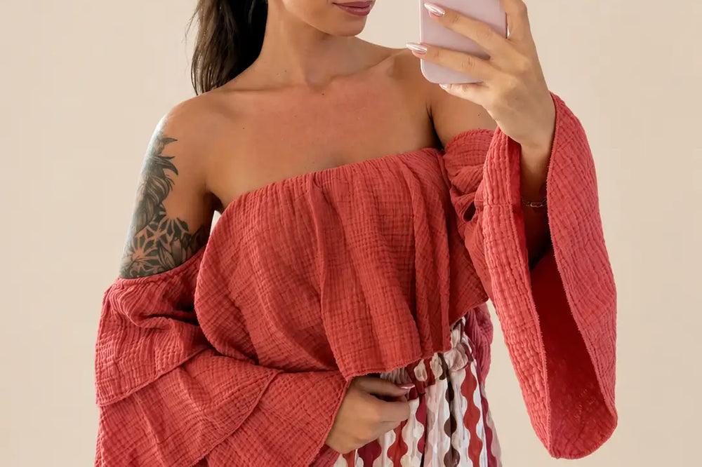 Donna in camicetta in mussola senza spalline color ruggine | Lisa’s Boutique