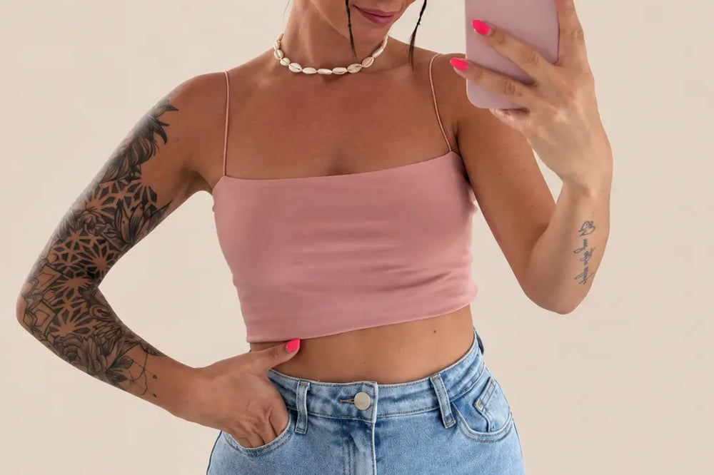 Welche Farbe passt zu Altrosa: Trägertop in Altrosa mit heller Jeans vor hellem Hintergrund | Lisa’s Boutique