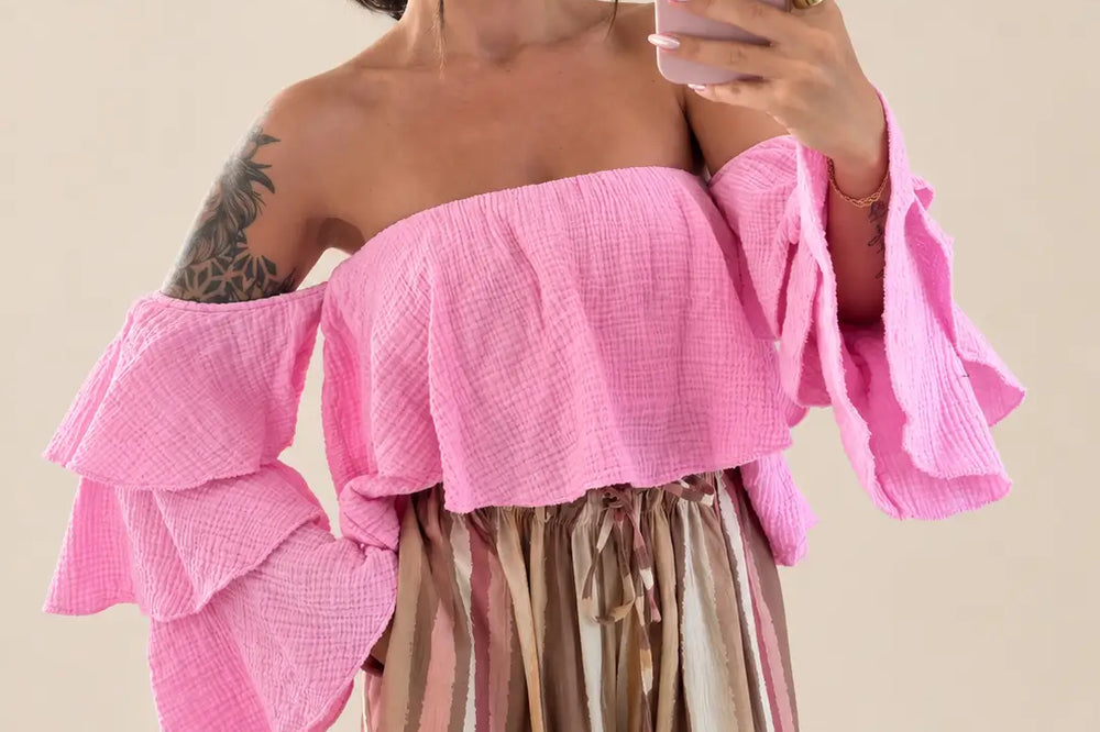 Kobieta w różowej koszuli muślinowej bez ramiączek | Lisa’s Boutique
