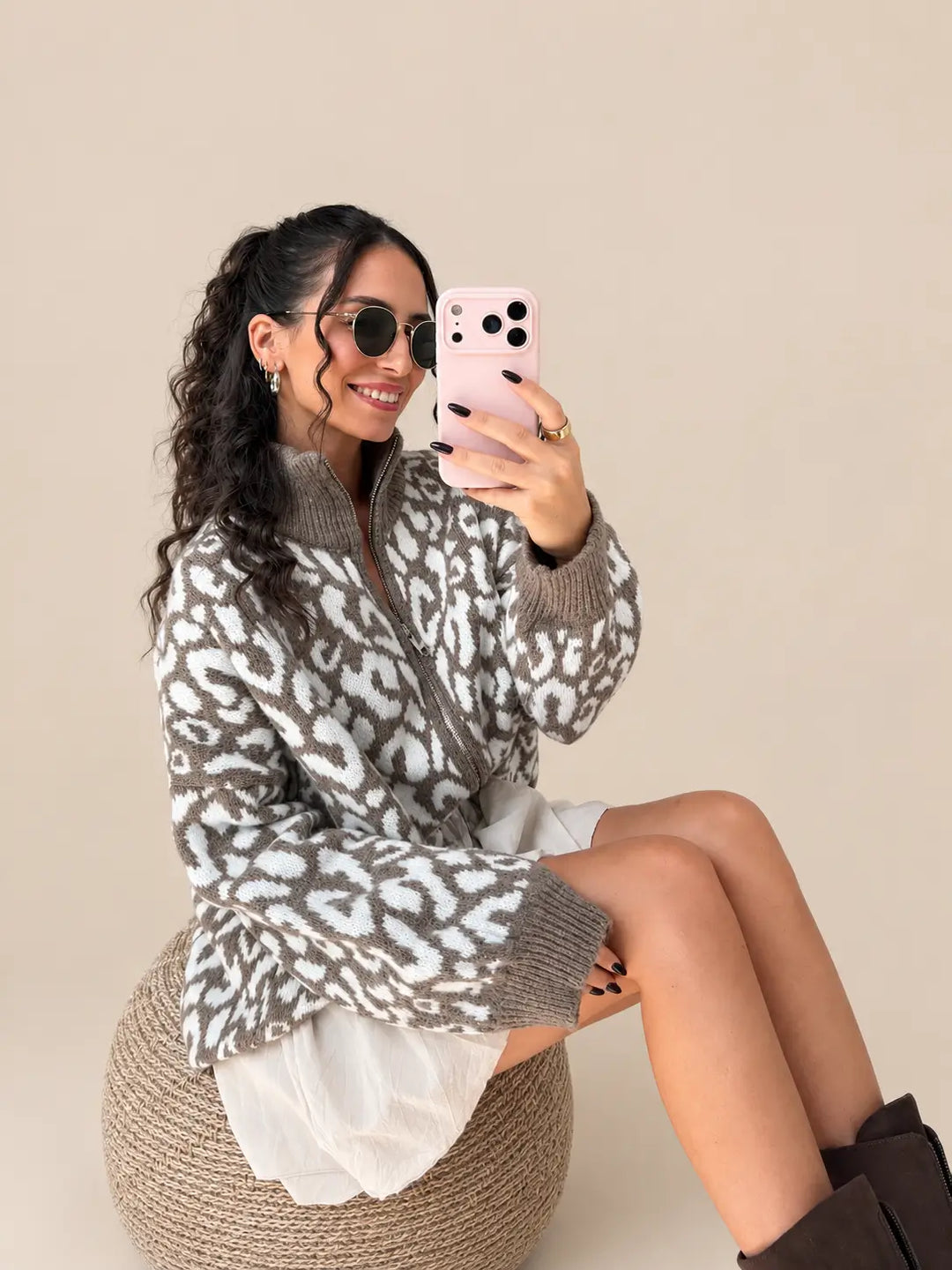 Strickjacke mit Leopardenmuster in Taupe am Model getragen | Lisa’s Boutique