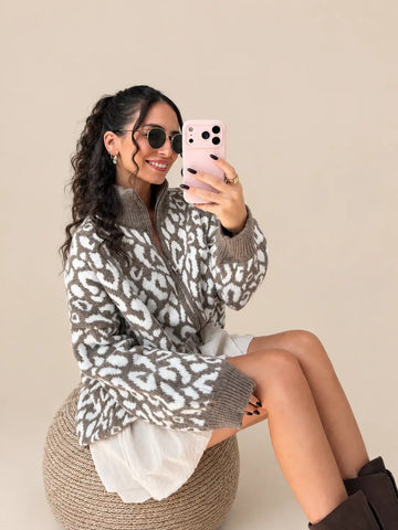 Strickjacke mit Leopardenmuster in Taupe am Model getragen | Lisa’s Boutique