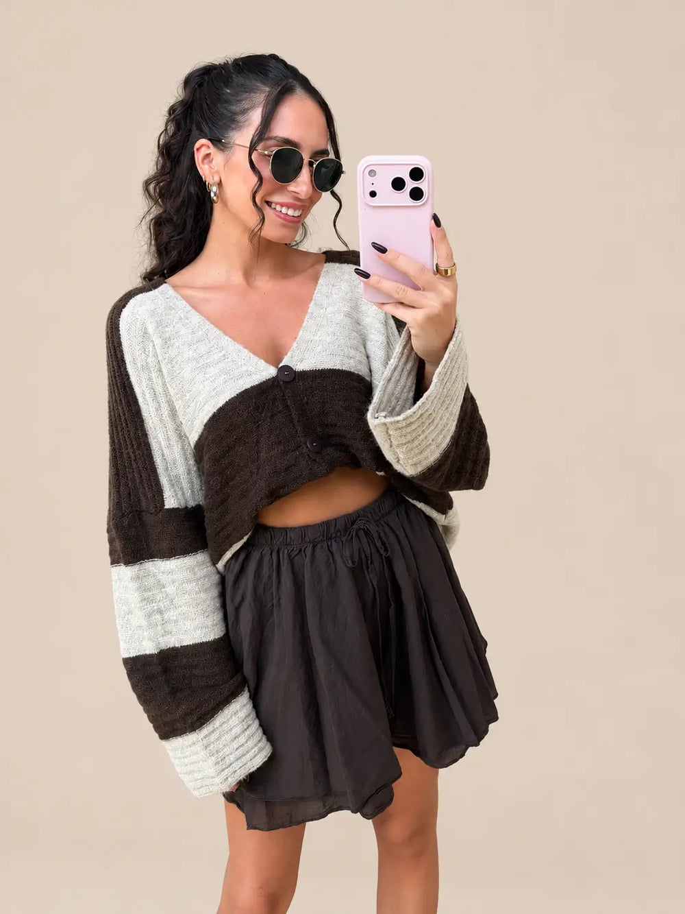 Gestreifter Cardigan in Braun am Model getragen | Lisa’s Boutique