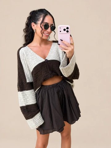 Gestreept bruin vest gedragen door het model | Lisa’s Boutique