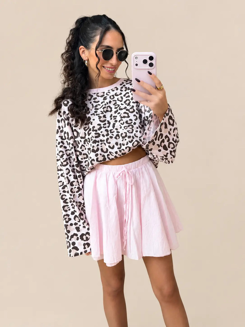 Longsleeve mit Leo-Print in Rosé am Model getragen | Lisa’s Boutique