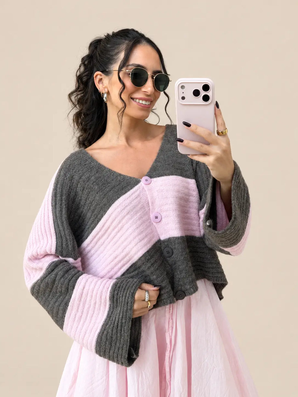 Gestreifter Cardigan in Grau und Rosé am Model getragen | Lisa’s Boutique
