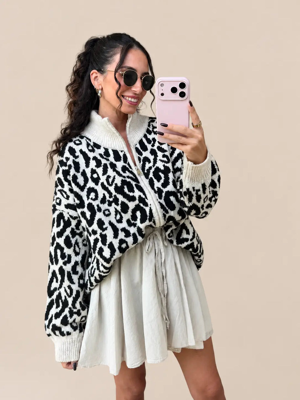 Strickjacke mit Leopardenmuster in Creme am Model getragen | Lisa’s Boutique