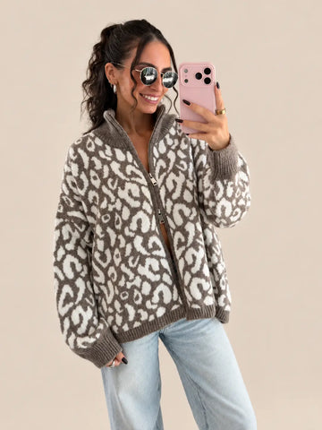 Strickjacke mit Leopardenmuster in Taupe für Damen | Lisa’s Boutique