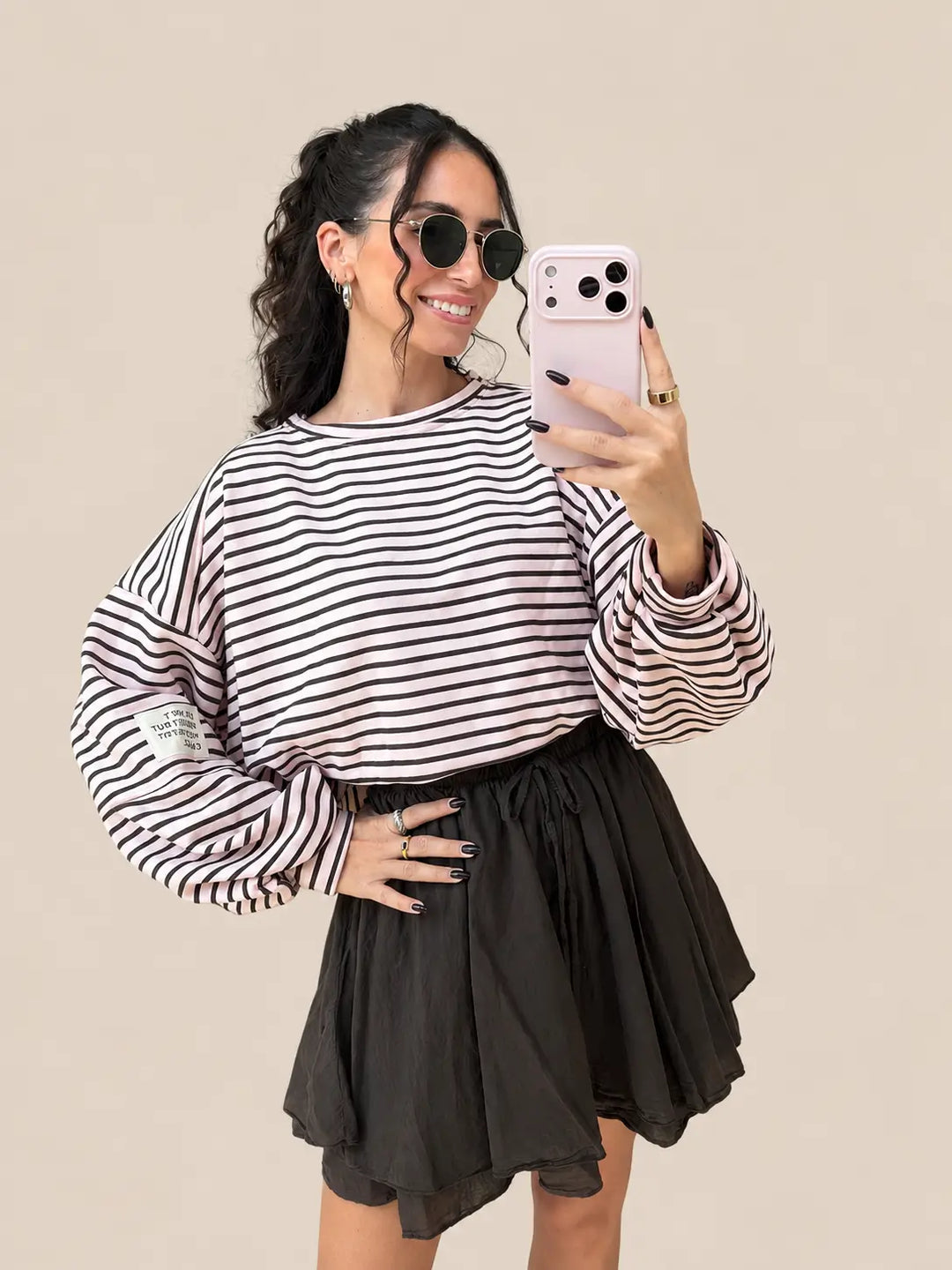 Roze gestreept sweatshirt gedragen door het model | Lisa’s Boutique