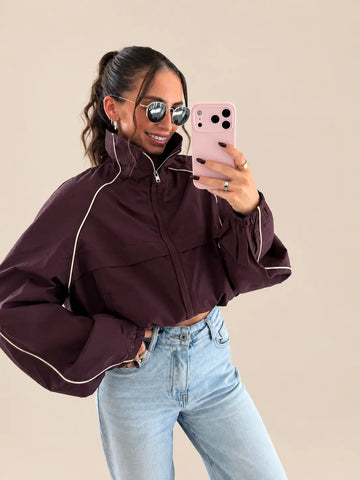 Windbreaker Jacke – Bordeaux – Detailansicht mit Stehkragen | Lisa’s Boutique