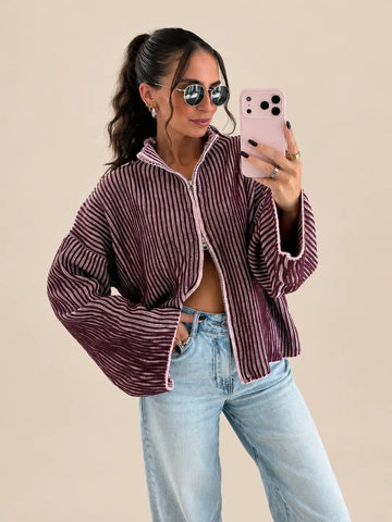 Zipper Cardigan Streifen – Bordeaux – Detailansicht mit Reißverschluss | Lisa’s Boutique