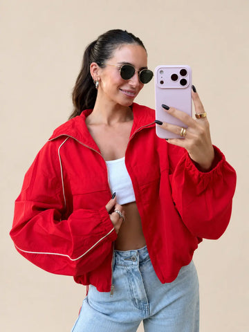Korte windbreaker jas voor dames in rood met rits en bies | Lisa’s Boutique