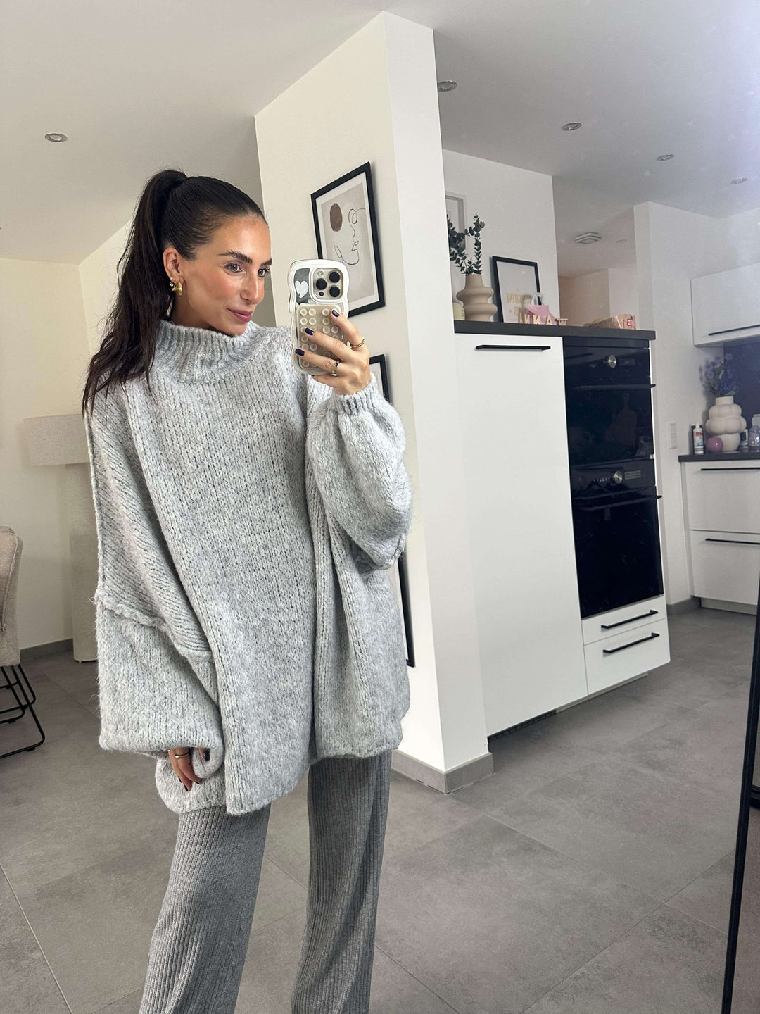 Flauschi Oversize-Strickpullover in Hellgrau