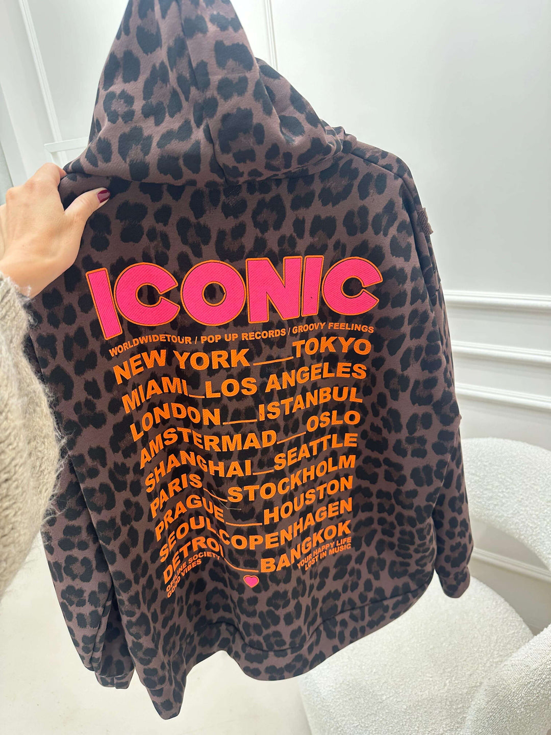 ICONIC Hoodie mit Leo-Muster – Streetstyle Look