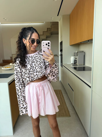 Roze longsleeve met luipaardprint – nog een aanzicht | Lisa’s Boutique