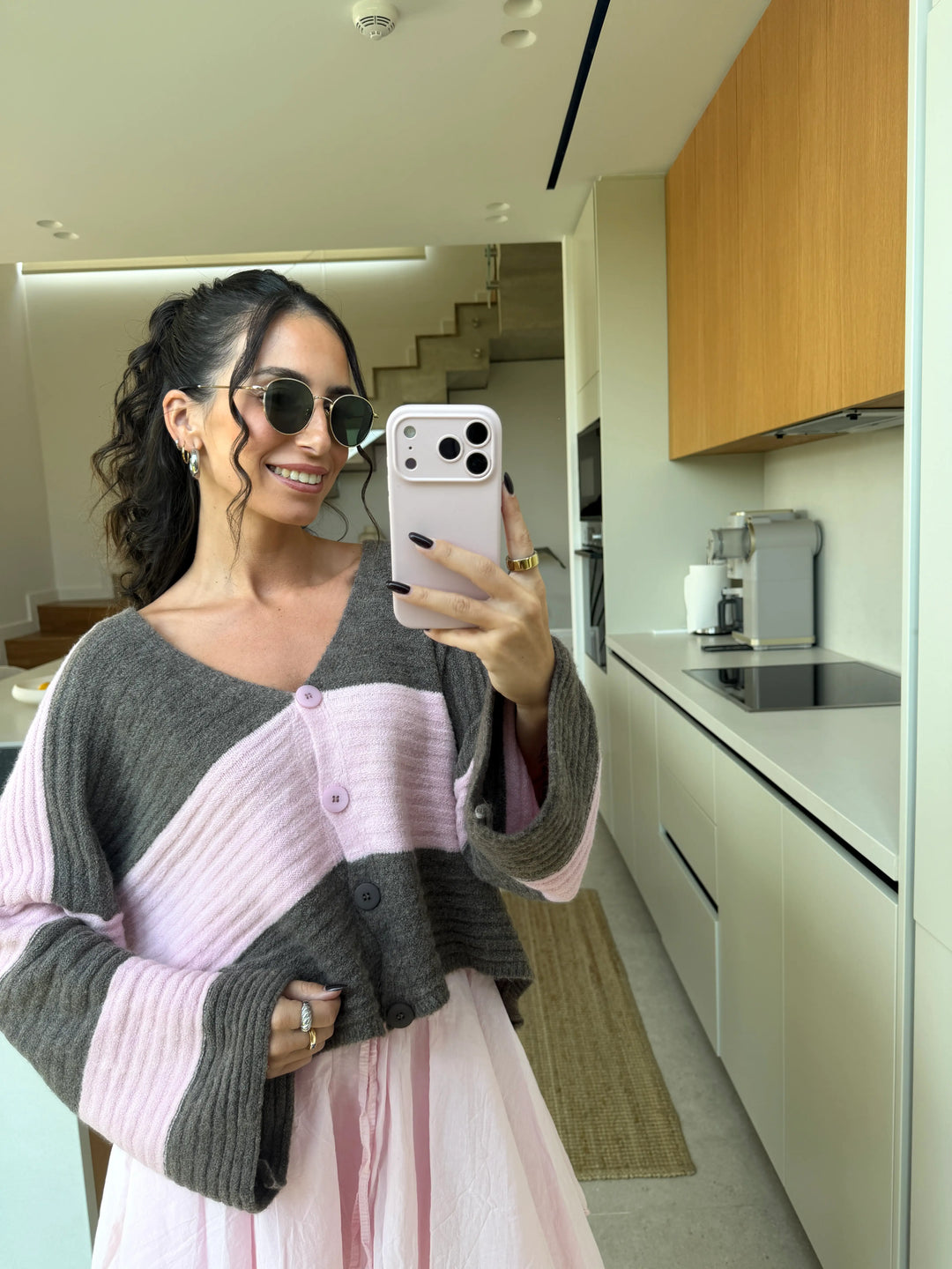 Gestreifter Cardigan in Grau und Rosé im Outfit kombiniert | Lisa’s Boutique