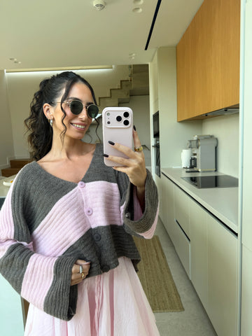 Gestreifter Cardigan in Grau und Rosé im Outfit kombiniert | Lisa’s Boutique