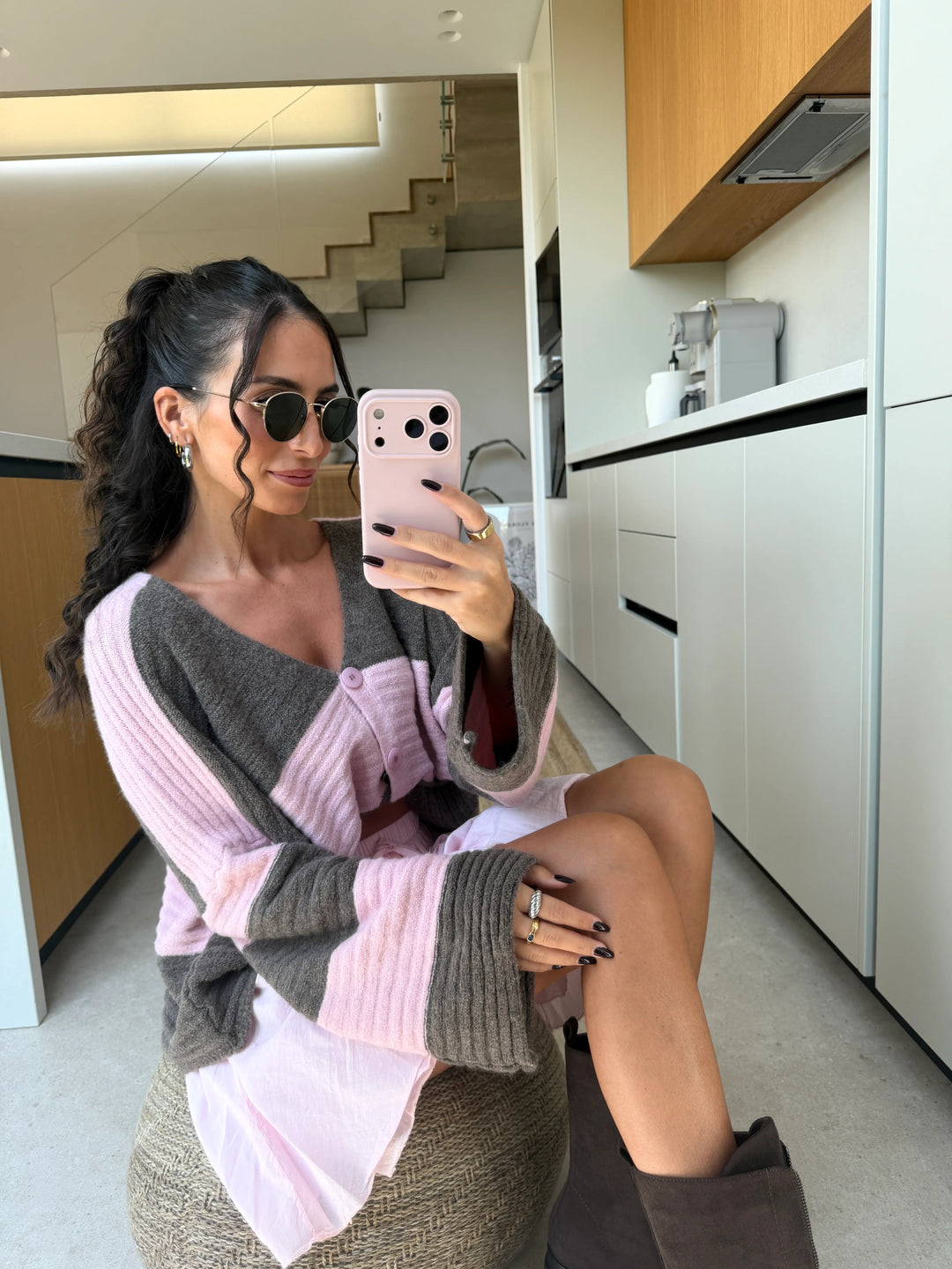 Gestreifter Cardigan in Grau und Rosé – weitere Ansicht | Lisa’s Boutique