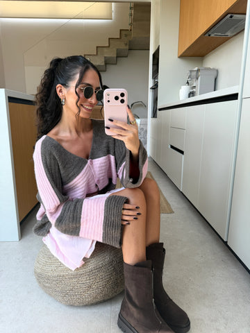 Gestreifter Cardigan in Grau und Rosé in voller Ansicht | Lisa’s Boutique