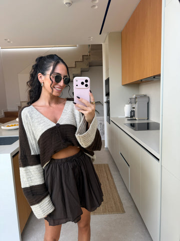 Gestreept bruin vest gecombineerd in een outfit | Lisa’s Boutique
