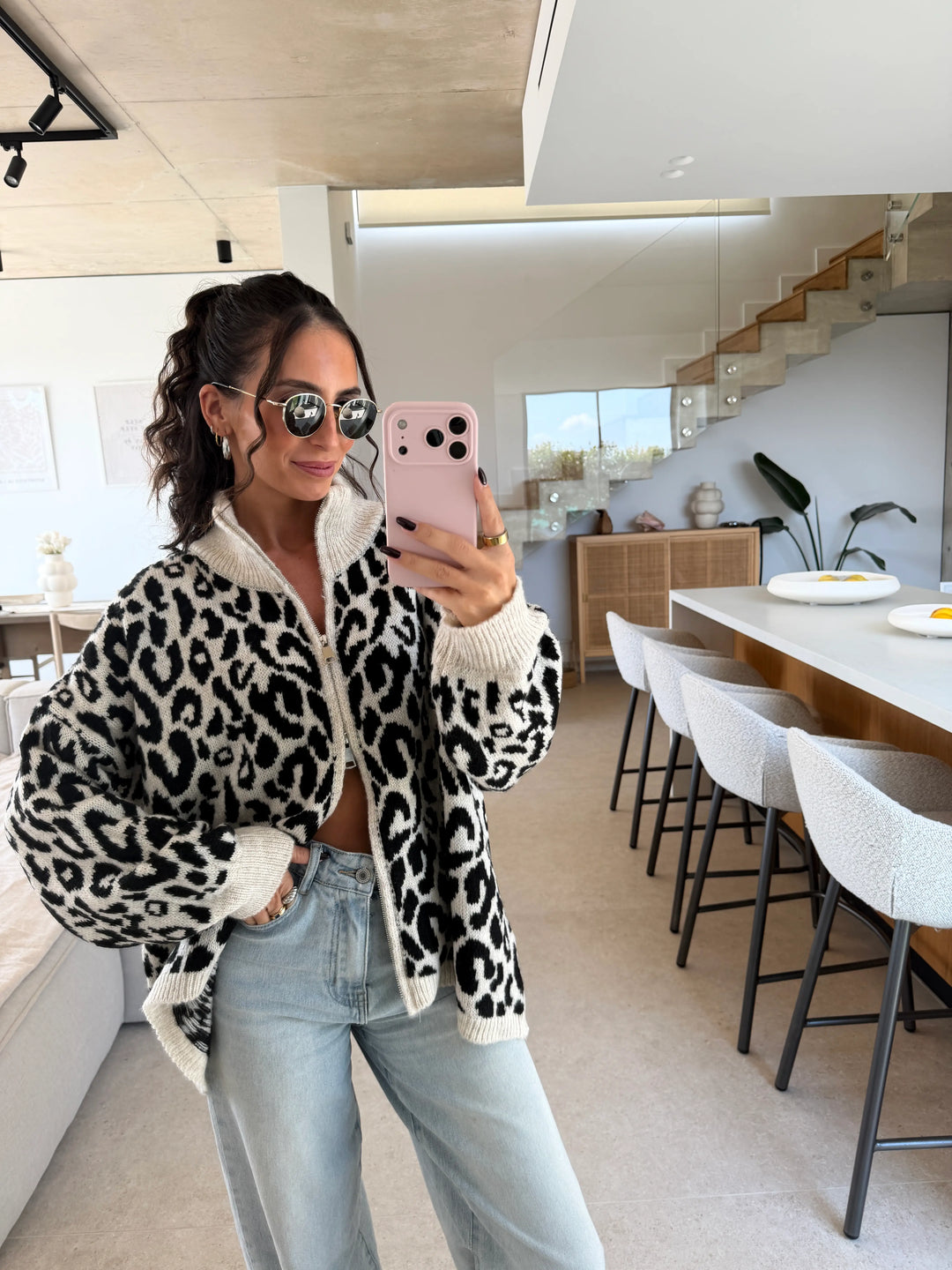 Crèmekleurig vest met luipaardprint gecombineerd in een outfit | Lisa’s Boutique