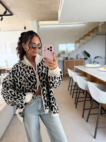 Crèmekleurig vest met luipaardprint gecombineerd in een outfit | Lisa’s Boutique