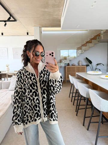 Strickjacke mit Leopardenmuster in Taupe in voller Ansicht | Lisa’s Boutique