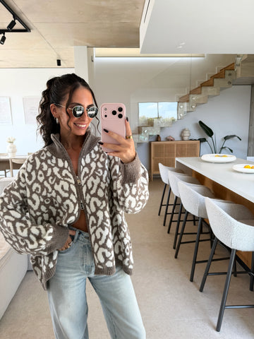 Strickjacke mit Leopardenmuster in Taupe – weitere Ansicht | Lisa’s Boutique