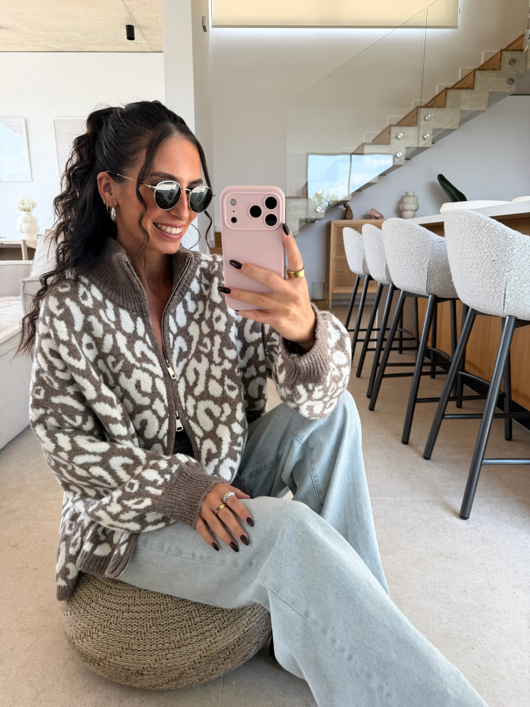 Strickjacke mit Leopardenmuster in Taupe im Outfit kombiniert | Lisa’s Boutique