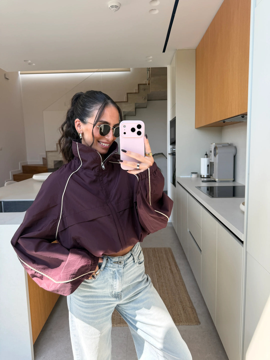 Windbreaker Jacke – Bordeaux – Outfit-Ansicht mit Jeans | Lisa’s Boutique