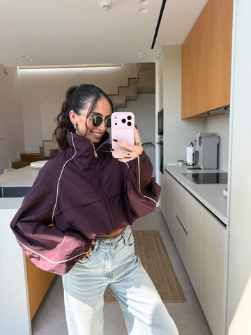 Windbreaker Jacke – Bordeaux – Outfit-Ansicht mit Jeans | Lisa’s Boutique